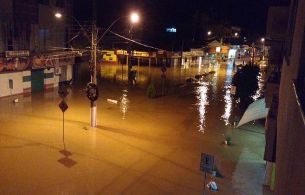Ir para  <p>A forte chuva que atingiu Rolante, no Vale do Rio do Sinos, provocou diversos estragos na cidade. Segundo informa&ccedil;&otilde;es dos Bombeiros Volunt&aacute;rios do munic&iacute;pio, 300 fam&iacute;lias foram...